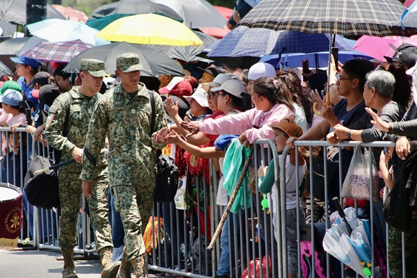 Saldo blanco durante Desfile Conmemorativo a la Batalla de Puebla