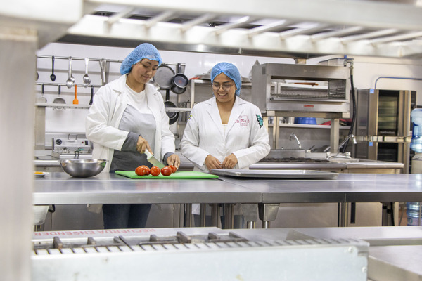 Las alumnas de la IBERO aprovecharon cada parte del jitomate para crear una línea de galletas que resulte funcional, benéfica y saludable