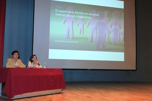 UATx | Especialista dialoga con estudiantes de secundaria sobre factores de riesgo que desestabilizan a las familias