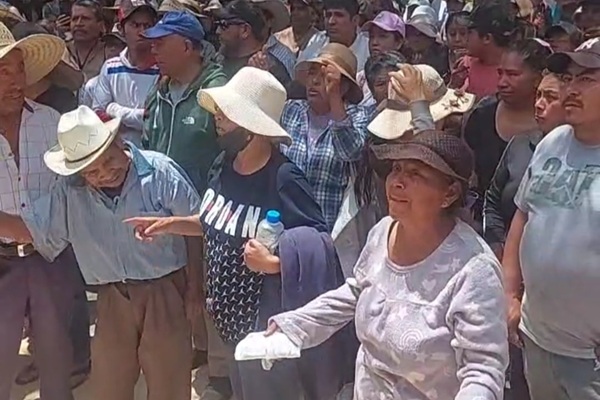 Vecinos de Tlachichuca rechazan Concejo Municipal; exigen elecciones para nombrar nuevas autoridades
