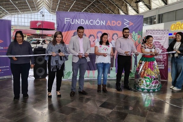 Entre los expositores que participan en el Mercadito Artesanal se encuentran personas con discapacidad, y provenientes de juntas auxiliares