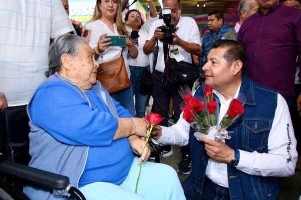 Feria de Puebla celebra el Día de las Madres: Armenta obsequió rosas a las mamás