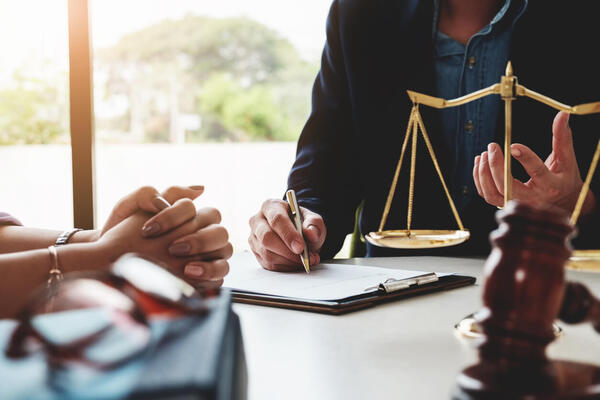 El objetivo de la iniciativa es garantizar que las víctimas u ofendidos puedan elegir libremente a su asesor jurídico, ya sea público o particular
