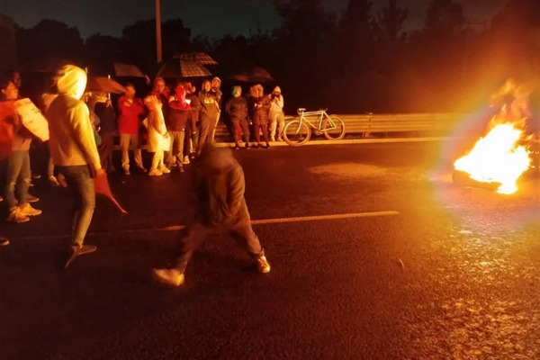 CAOS VIAL | Por segundo noche consecutiva bloquean autopista México-Puebla; reportan asaltos y derribo de muros de contención