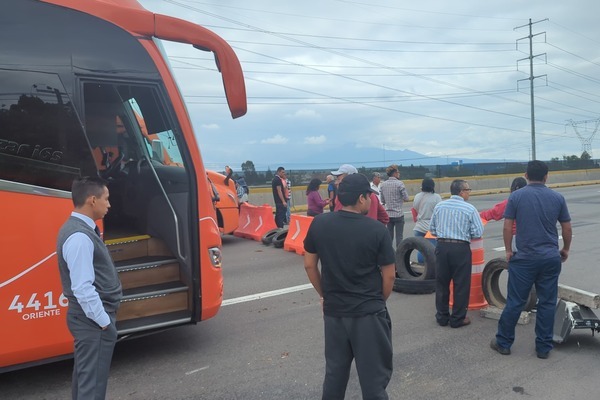 CAOS VIAL | Bloquean por segunda ocasión autopista México-Puebla a la altura de Xoxtla