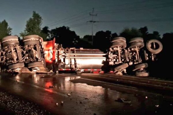 CAOS VIAL | Colapsa autopista México-Puebla por volcadura de pipa e incendio de tráiler