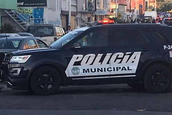 Dos hampones asaltan a cuentahabiente en Calzada Zaragoza; huyen con 17 mil pesos