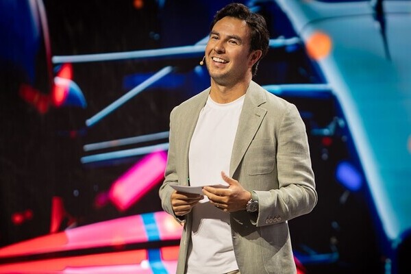 Checo fue recibido entre aplausos y gritos de admiración por parte del público del Festival cuya sede fue el Auditorio Metropolitano