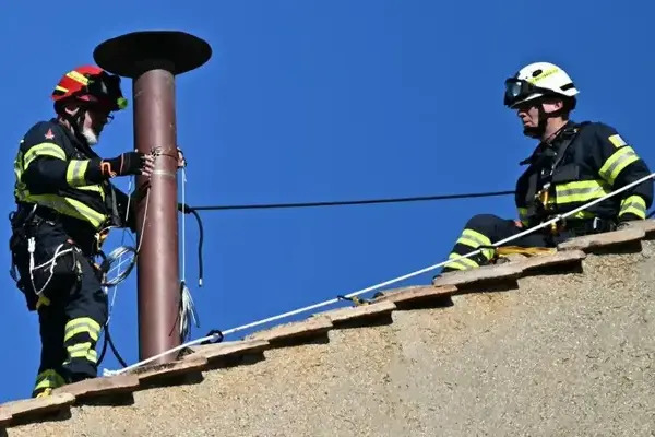 Se prevé que ya incluso este viernes se hagan algunas pruebas para comprobar que la chimenea de la Capilla Sixtina funciona