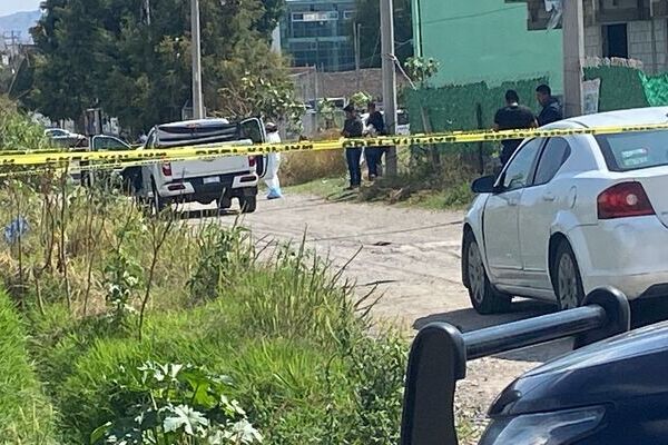 Asesinan a balazos a un hombre frente a terreno baldío atrás de Ciudad Judicial, en San Andrés Cholua