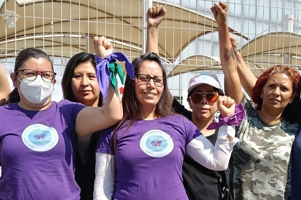 El 9 de mayo Daniela Flores fue hostigada por un grupo nacional en Casa de Justicia, por su presunto agresor y hombres que se dijeron "violentados"