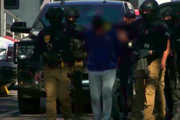 Los dos detenidos por presunto homicidio de Carmen Morales y su hijo, fueron movilizados hacia el penal de Puente Grande