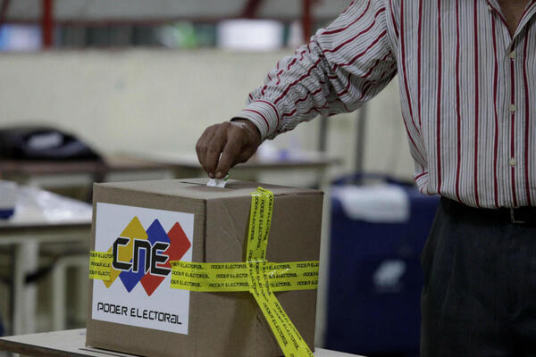 La autoridad electoral de Venezuela anunció el domingo que los candidatos del oficialismo se hicieron con la inmensa mayoría de las gobernaciones