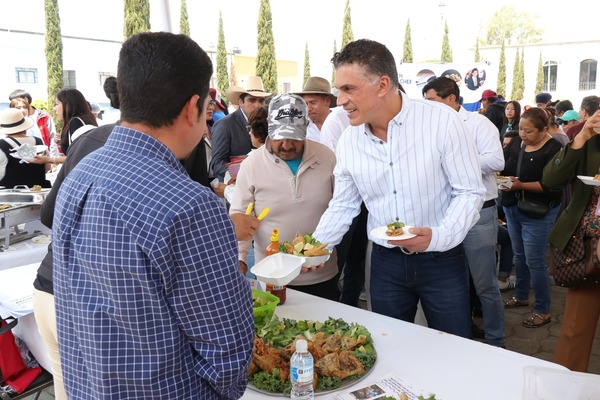 Durante la Feria Gastronómica el alcalde destacó que se fortalece el consumo local, se promueve el respeto a la tierra y a quienes la trabajan