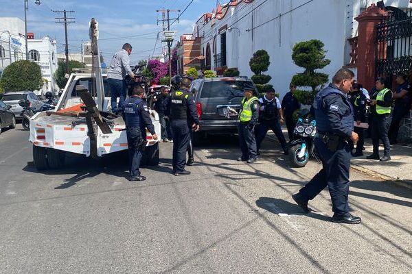 Dos sujetos en motoneta integrantes de Fuerza 2000 llegaron a exigirle una cuota a la mujer para que no le "levantaran" el puesto