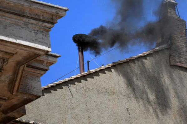 rRespecto a la primera fumata, el humo negro salió de la chimenea de la Sixtina a las 11:50 local (9.50 GMT) 10 minutos antes de lo previsto