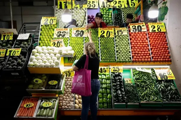 INEGI señala que la inflación anual acumulada en el país en abril fue de 3.93%, con un aumento mensual de los precios al consumidor de 0.33%