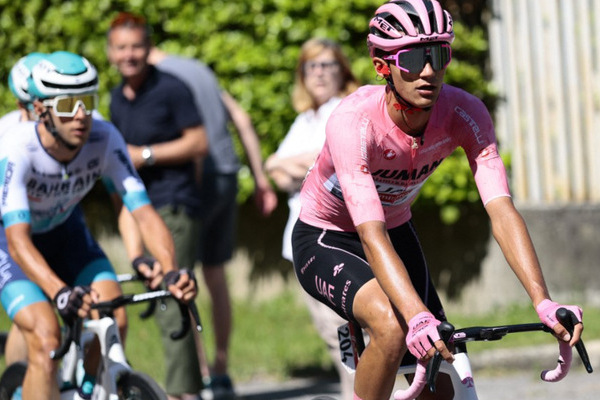 El Giro de Italia ya entró en su etapa final y, este 29 de mayo, Isaac del Toro, defendió de gran forma la maglia rosa