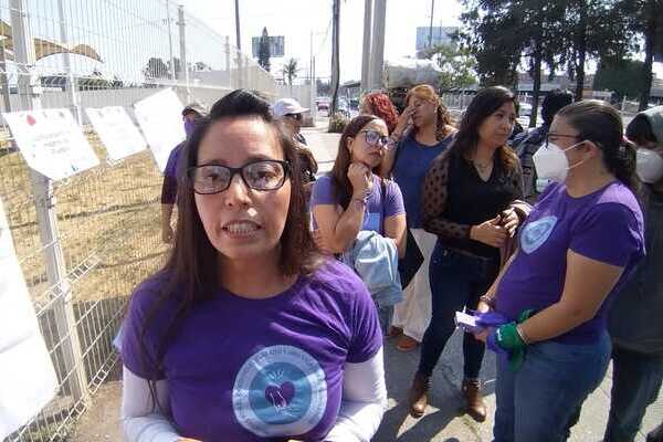 Ivonne Daniela Flores Mustre es hostigada por grupo convocado por su expareja David N., denunciado de violencia vicaria