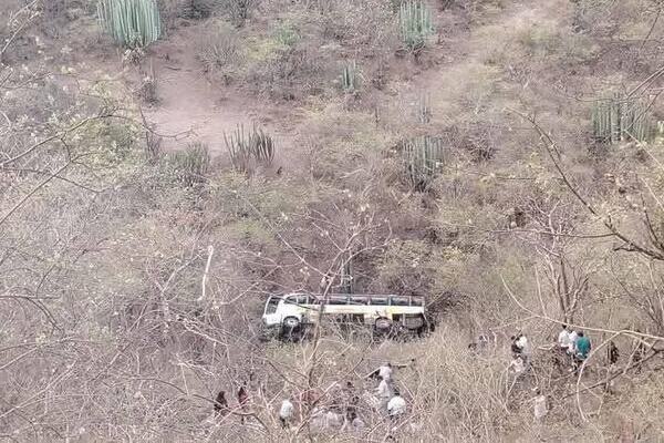Suman tres personas muertas por desbarrancamiento de autobús en la carretera Izúcar de Matamoros-Tehuitzingo