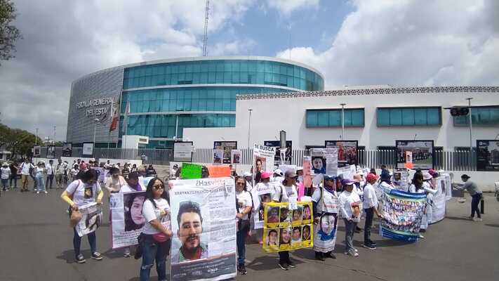 Marcha de la Dignidad: Madres Buscadoras piden no revictimizar a desaparecidos y pegan fichas en Comisión de Búsqueda