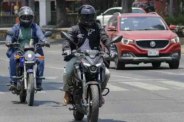 Motociclistas deberán usar casco y chaleco obligatorio con datos de placa para circular en Puebla