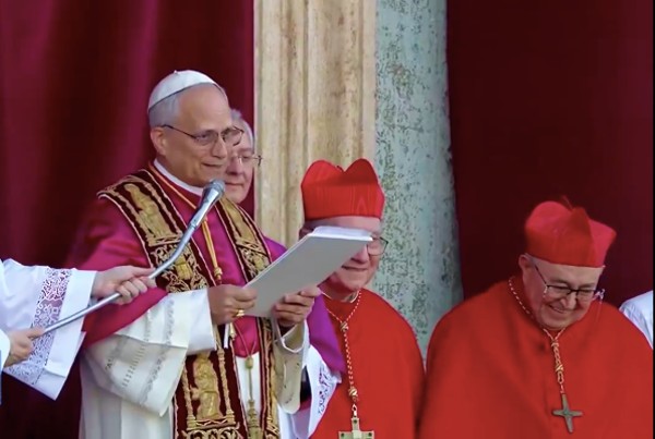 Papa León XIV destaca legado de Francisco y llama a la paz, durante su primer mensaje en la Plaza de San Pedro