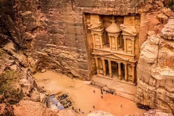 Se trata de una madre y su hijo, de nacionalidad belga, que habían desaparecido tras las lluvias torrenciales ayer en Shobak, aledaño a Petra