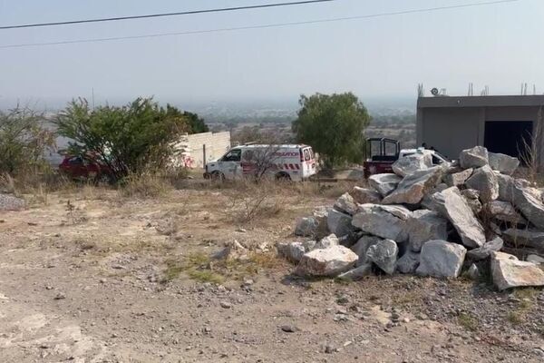 El cuerpo del padre de Saturnino López, fue encontrado aproximadamente a las 8:30 horas con un mecate amarrado al cuello y recargado