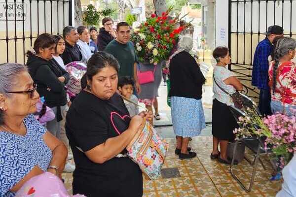Miles visitan panteón municipal de Tehuacán conmemorar el Día de las Madres