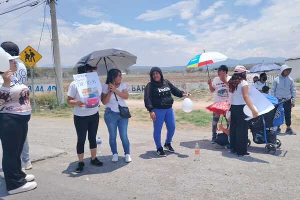 Cierran carretera en Tehuacán para exigir justicia para Luis Ángel, adolescente que falleció atropellado