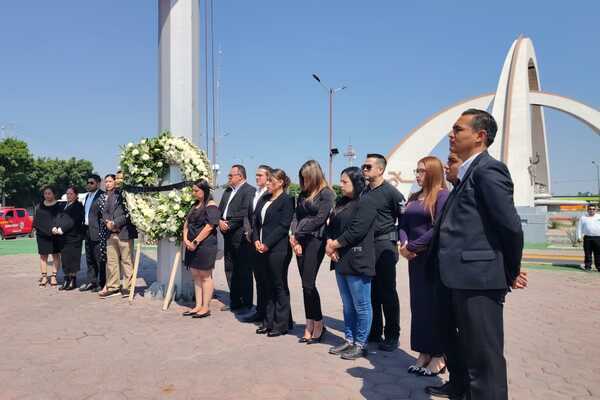 Como parte de la ceremonia organizada por el gobierno de Tehuacán se colocó una corona floral al pie de la bandera en señal de duelo