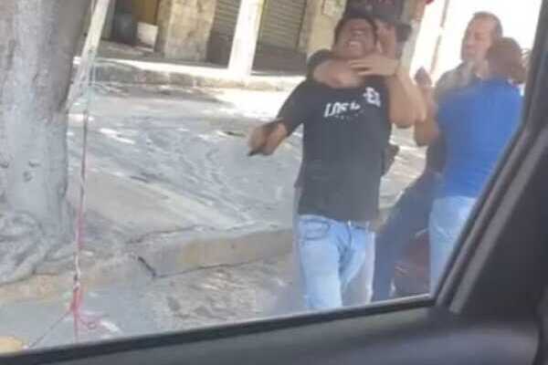 VIDEO | Graban agresión a vendedor ambulante en Tehuacán: lo estrangulan hasta dejarlo inconsciente