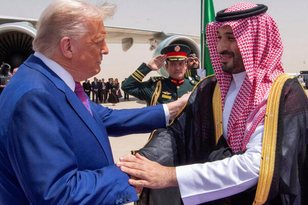 Trump comenzó el martes su viaje por Oriente Medio en Arabia Saudí, centrando la atención en sellar acuerdos económicos con un aliado clave