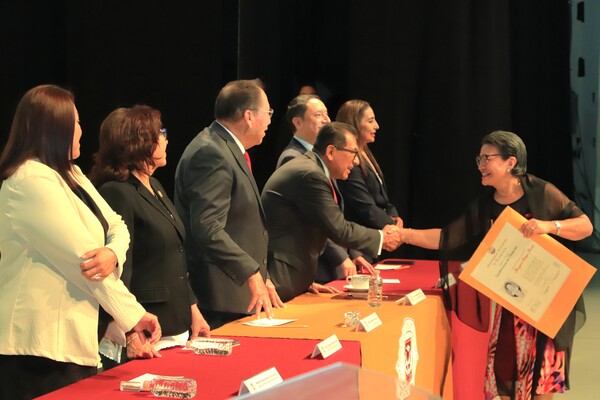 Fue un total de mil 326 títulos profesionales otorgados a igual número de estudiantes formados en las aulas de la UATx