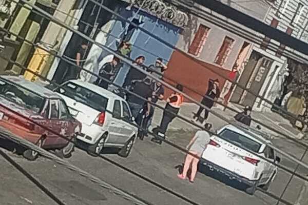 Asaltante se dispara en la pierna al forcejear con policía de Puebla en Calzada Zaragoza