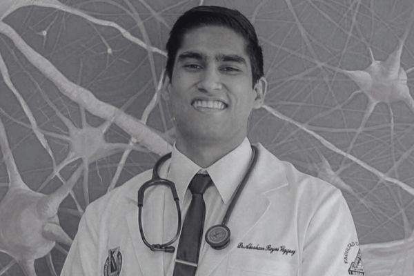 Abraham Reyes era médico cirujano partero, con una especialidad en cardiología y se mudo a Monterrey para su residencia en el Hospital 25