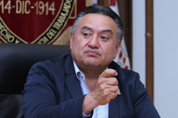 Acusan a Martín Esparza de huachicoleo eléctrico; extrabajadores del SME presentan denuncia ante la FGR