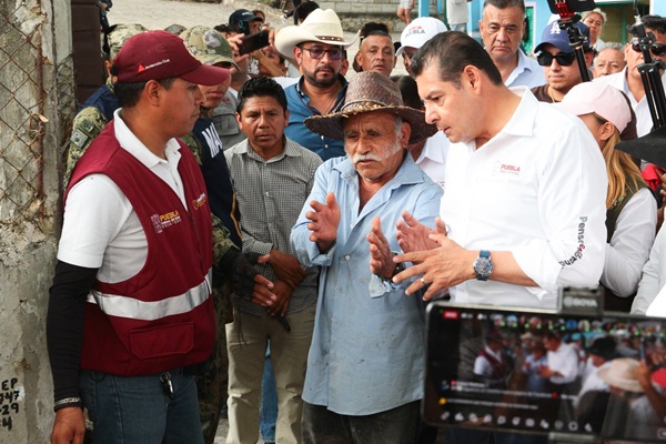Armenta supervisa daños por inundación en Tepeojuma e Izúcar de Matamoros; anunció reconstrucción