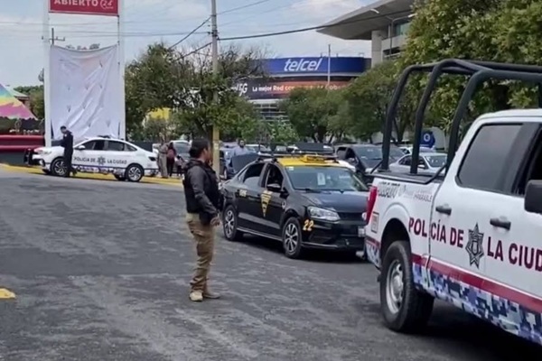 Asaltan pastelería, huyen en un taxis y son detenidos por policías de Puebla en la Avenida 15 de Mayo