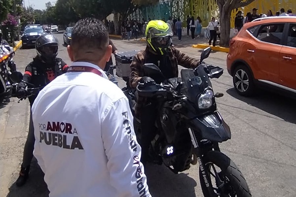 Bikers de Puebla toman caseta de la Vía Atlixcayotl en protesta contra Ley Chaleco; entregan peticiones a equipo de Sheinbaum