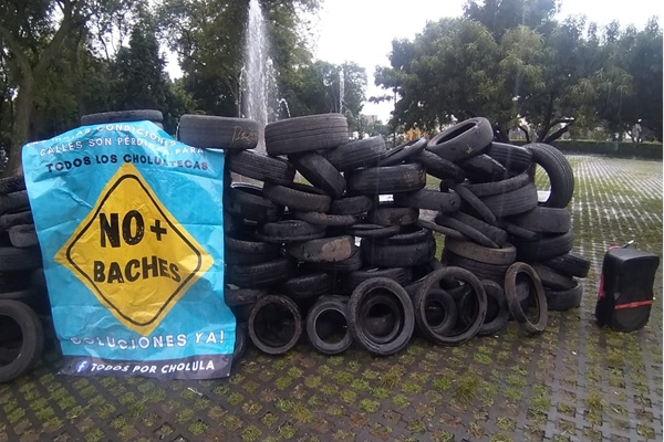 Con un “Monumento al bache”, habitantes acusan malas condiciones en vialidades de San Pedro Cholula