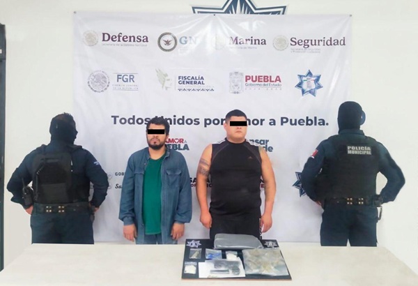 Detienen a dos narcomenudistas armados con más de 40 dosis de cocaína y marihuana en Tehuacán