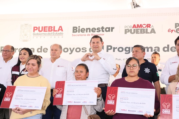 En Tepeaca, Alejandro Armenta entrega más de 7 mdp en obra comunitaria