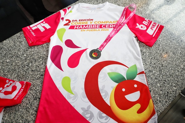 Esta es la playera y medalla de la segunda edición de la carrera Corre y Comparte Hambre Cero 2025