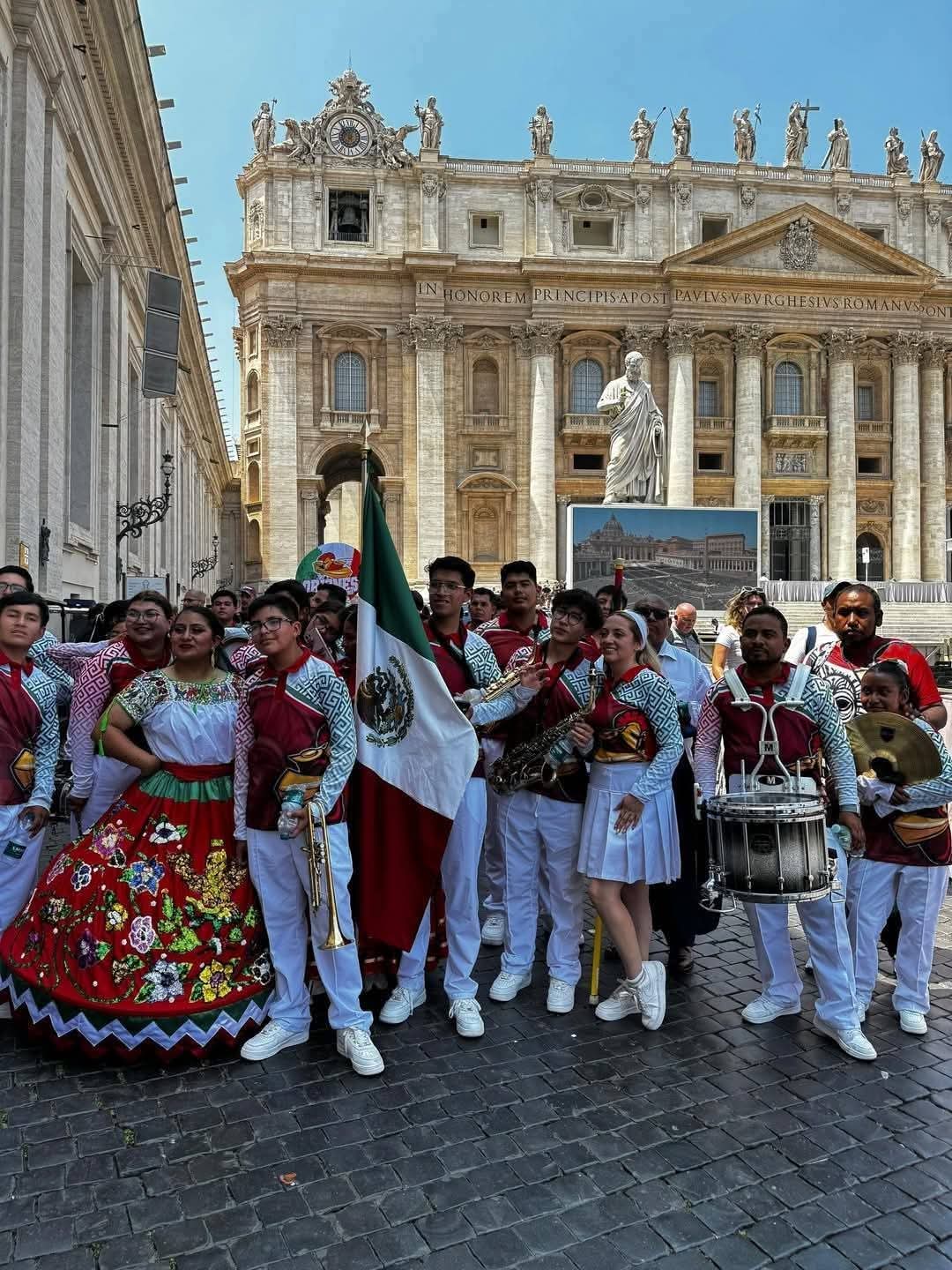 Oriones Marching Band Puebla es la primera banda de marcha mexicana en tocar para el Papa quien recibió un sombrero de charro