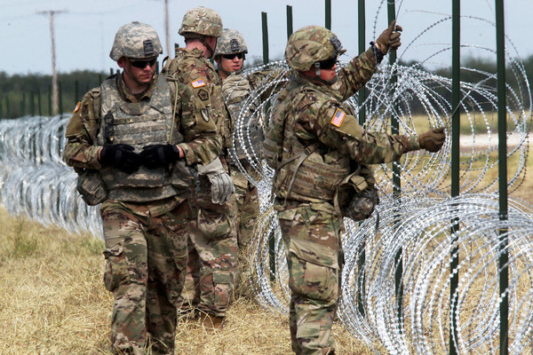 Alrededor de 11.900 soldados se encuentran en la frontera sur de EU y también han sido enviados aviones espías y embarcaciones de la Marina