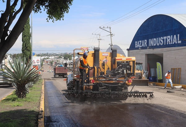 Gobierno de Puebla aplica 2.69 kilómetros de carpeta asfáltica en la Carretera San Francisco Totimehuacán