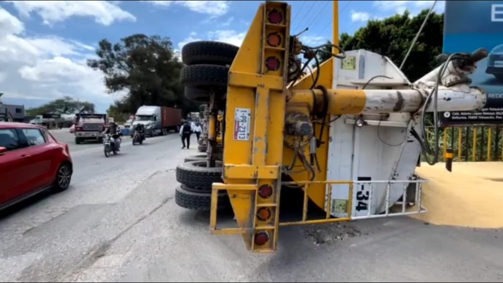 También laboran trabajadores de la empresa para facilitar el retiro del tráiler y no comprometer la circulación en el Libramiento Tecnológico