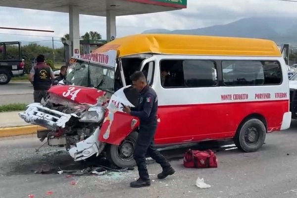 Un accidente se registró en el bulevar Socorro Romero, Tehuacán, donde un chófer resultó lesionado tras impactarse contra una camioneta
